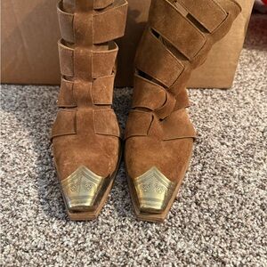 Vero Cuoio Tan Suede Heeled Boots with Gold Tips